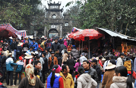 Over 1 4 million take pilgrimage to Huong Pagoda